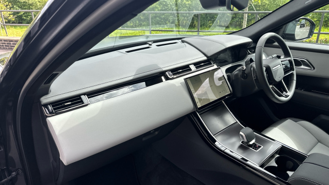 Land Rover Range Rover Velar 3.0 D300 MHEV Belgravia Edition Satin 5dr Auto Diesel Estate - Image 22